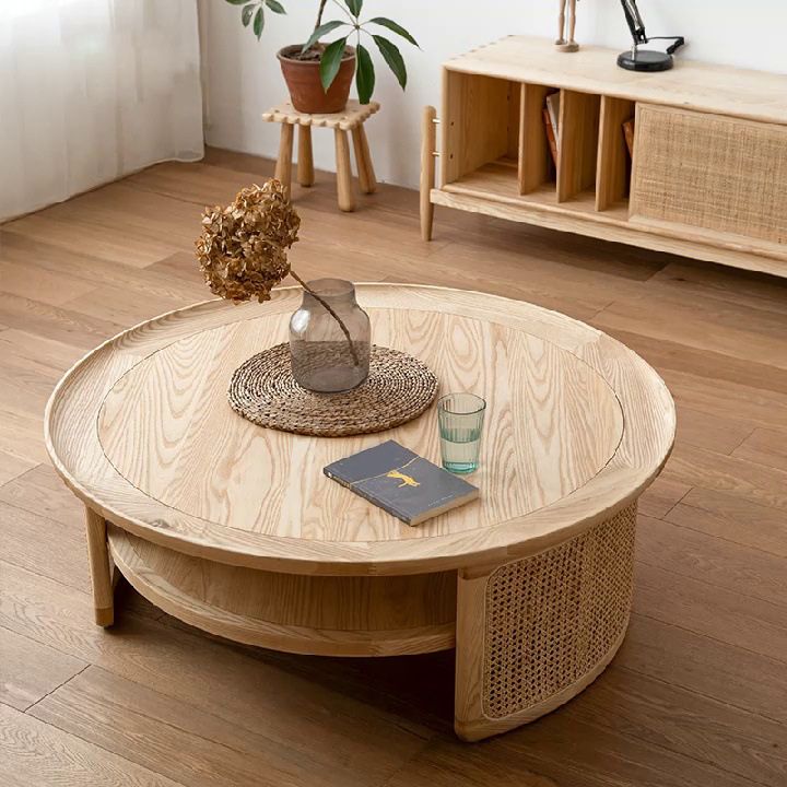 Tavolino rotondo scandinavo con scaffale in vimini e legno massiccio