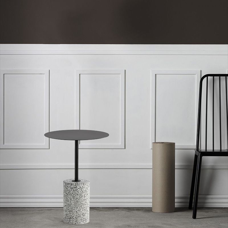 Tavolo contemporaneo di fascia laide rotonda con una singola base in terrazzo