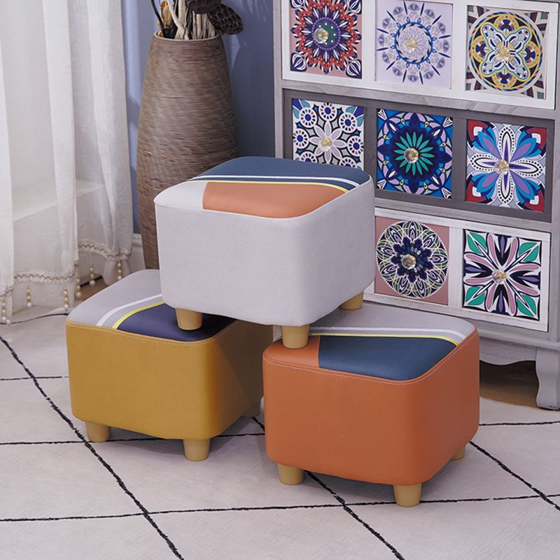 Zeitgenössischer Pouf Ottomane Stoff gepolstertes Flickwerk Massive Holzrahmen quadratische Ottomane