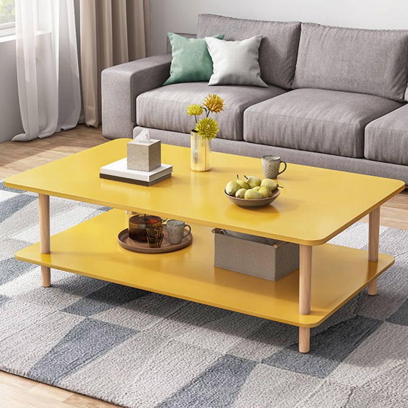 Tavolino moderno di legno con 4 gambe in legno naturale e conservazione