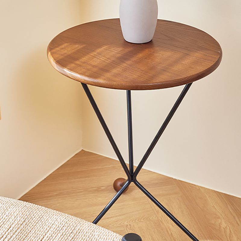 Mesa de la mesa redonda de madera sólida escandinava Pats Cross Table lateral