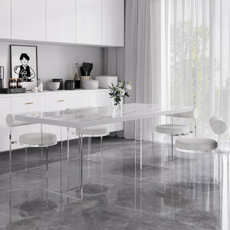 Moderne rechthoekige eettafel met stenen blad en acrylpoten voor de woonkamer