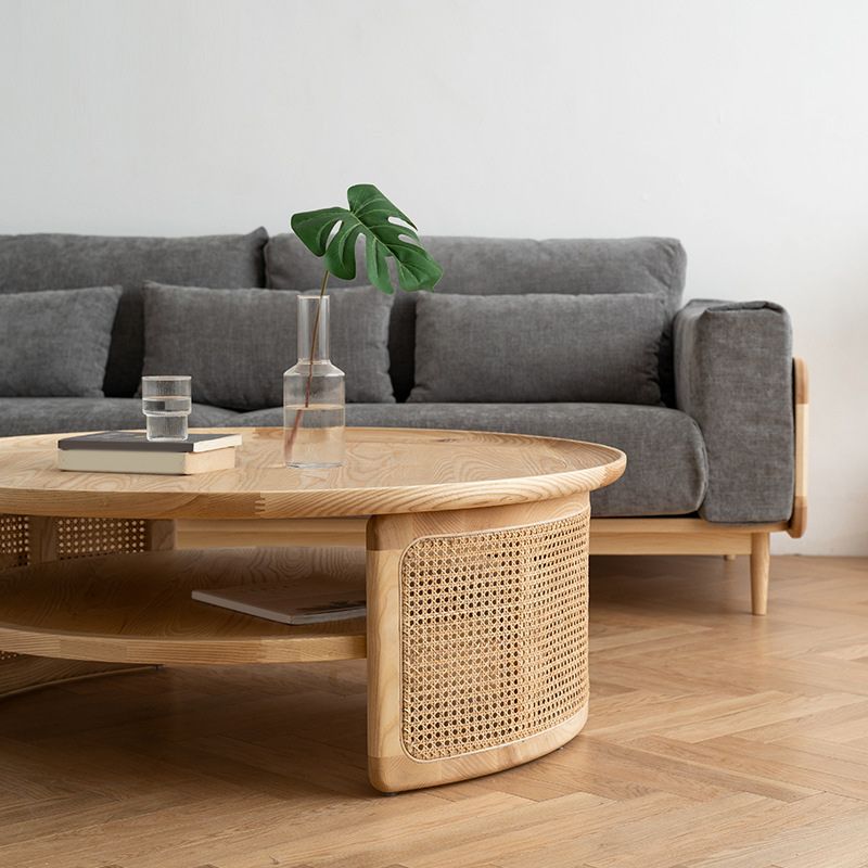 Tavolino rotondo scandinavo con scaffale in vimini e legno massiccio
