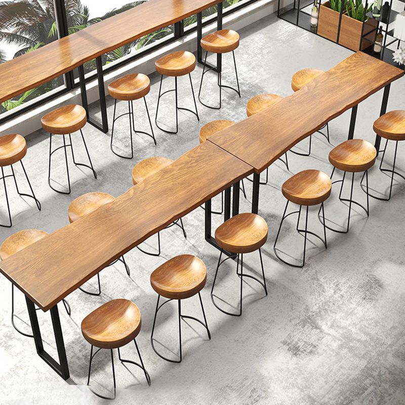 Mesa rectangular con altura de barra de madera maciza de 41,3" de alto con base de metal