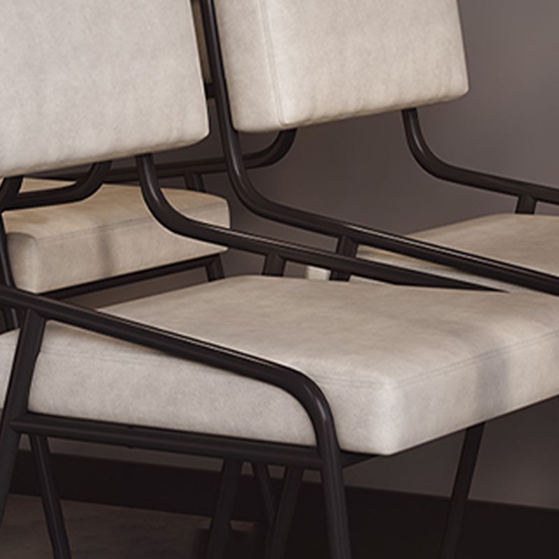 Chaise latéral de style industriel rembourré à l'arrière ouvert avec une jambe en métal