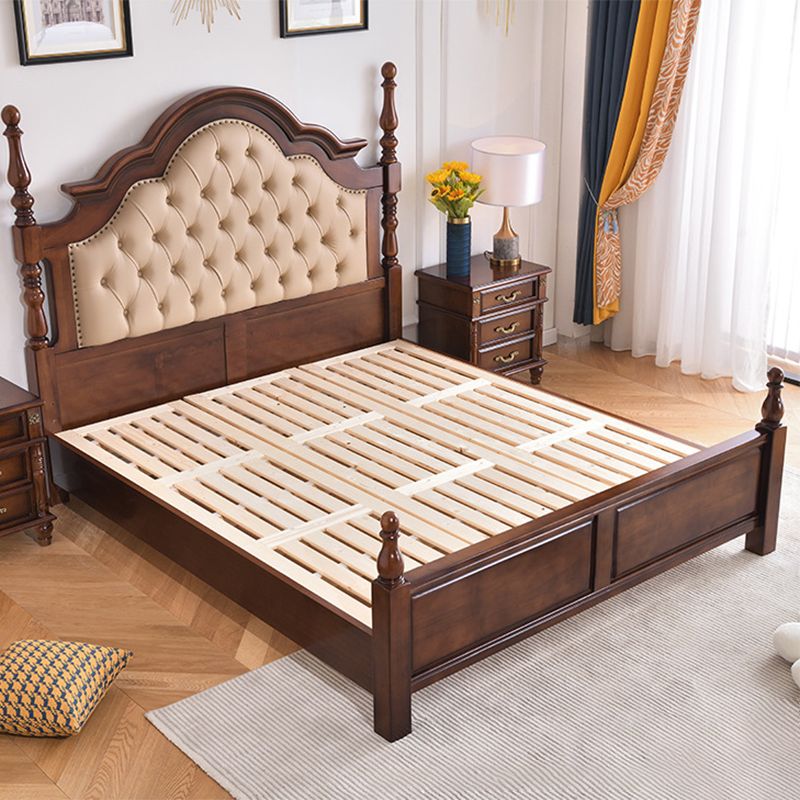 Letto in legno marrone letto trapuntato per chiodo per chiodo rivestito con testiera