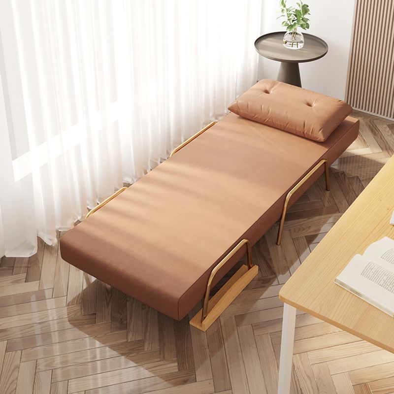 Sofá de durmiente de Futon Futon Glam Faux en almohada naranja incluida