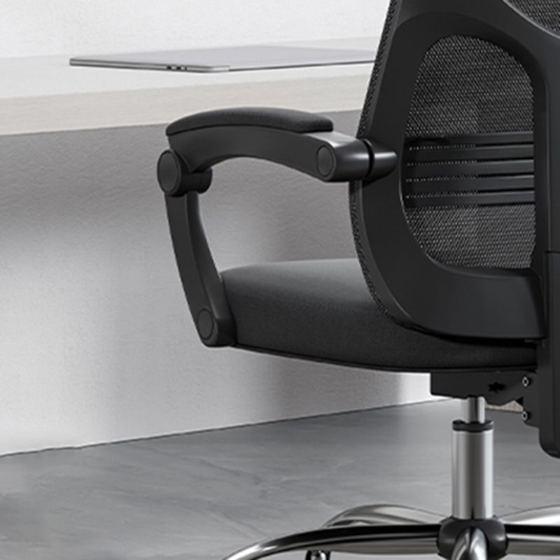 Sedia da ufficio ad armi regolabile contemporanea sedia da scrivania in rete con ruote per camera