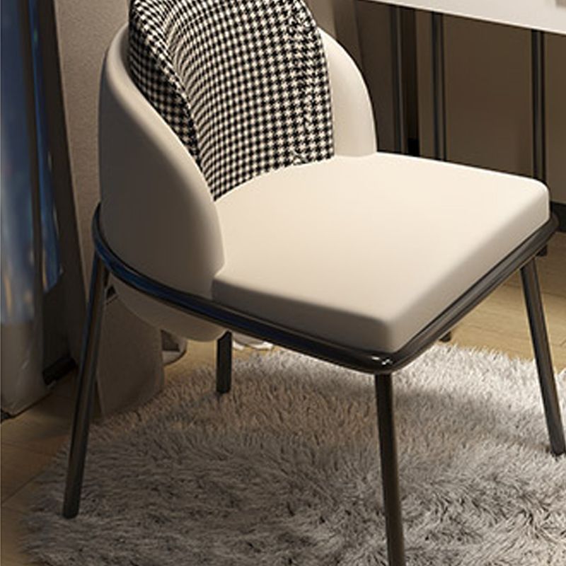 Eigentijdse stenen top ijdelheid tafel ingesteld met spiegel en ontlasting glamourle leistaftafel