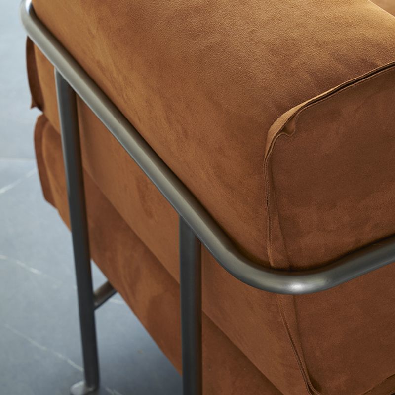 Silla de acento de salón contemporáneo con marco de metal y espalda suelta