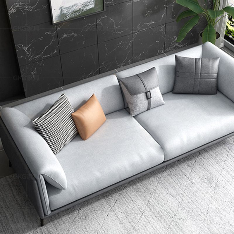 Kissen -Oberarm -Sofa mit Kissen, die zeitgenössisch in Grau sitzen