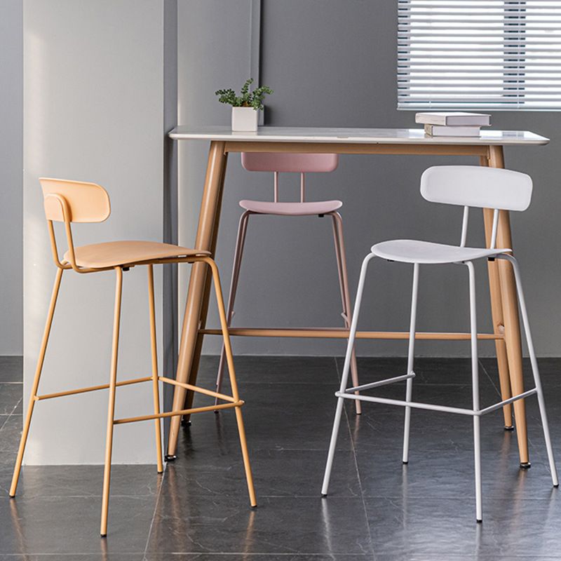 Luxuriöser Rückenlehneschalterhocker mit Metallbasis Plastik -Armless Cafe Bar Stuhl