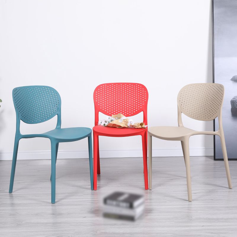 Chaise latéral d'empilement en plastique de style moderne