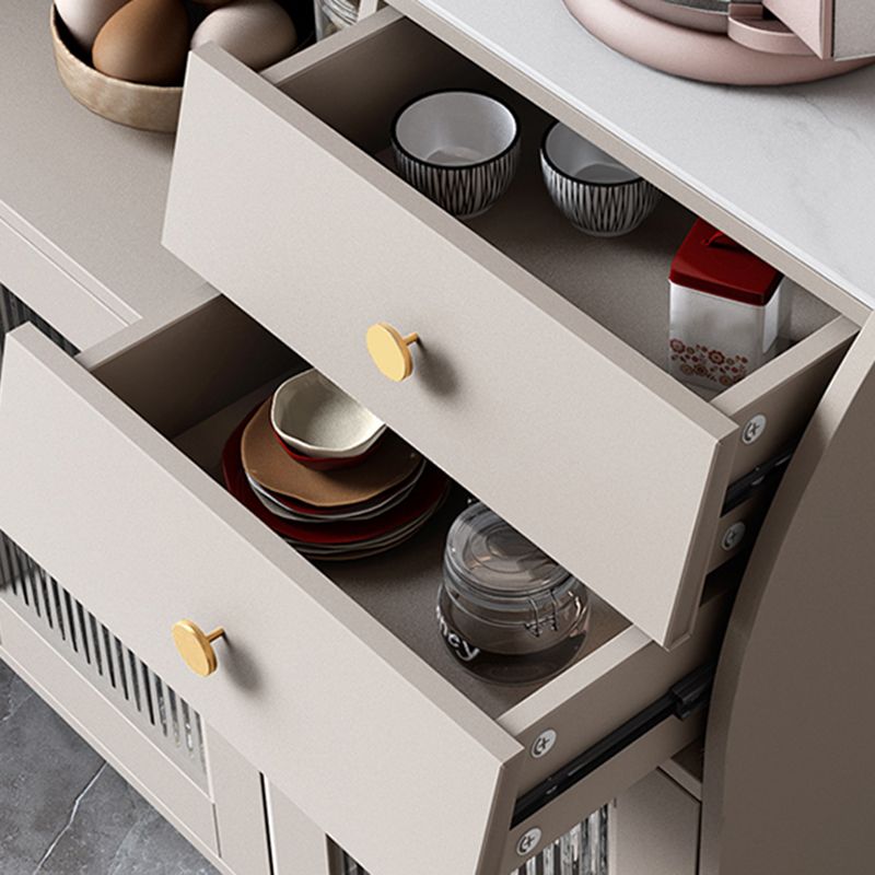 Tavolo da tavolo a buffet in stile glam con armadi e cassetti