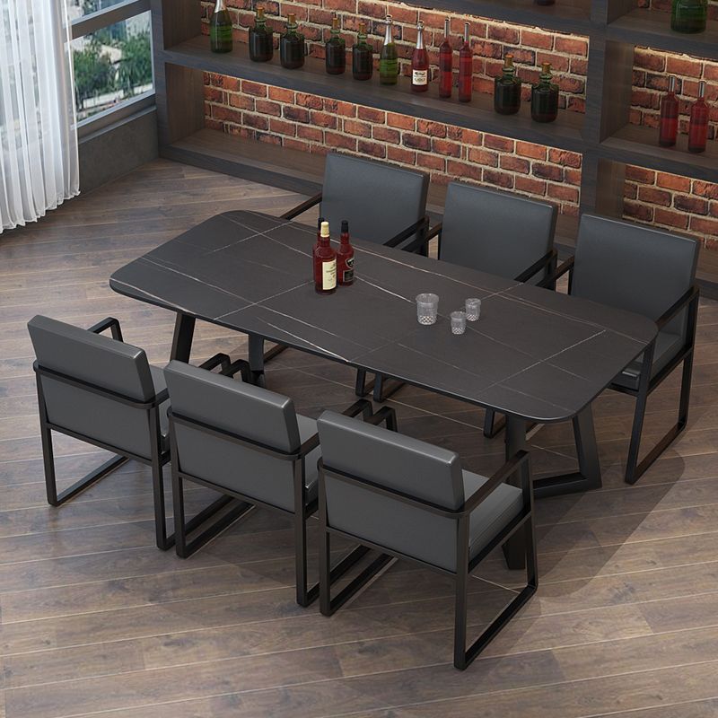 Mesa de comedor rectangular industrial de piedra sinterizada negra con base de metal