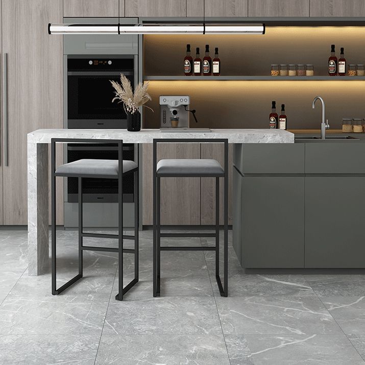 メタルアームレスダイニングスツールは、クッション付きの現代的なバースツール