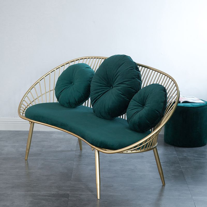 Canapé de bras en pente moderne dans un canapé à cadre en métal doré avec 3 oreillers