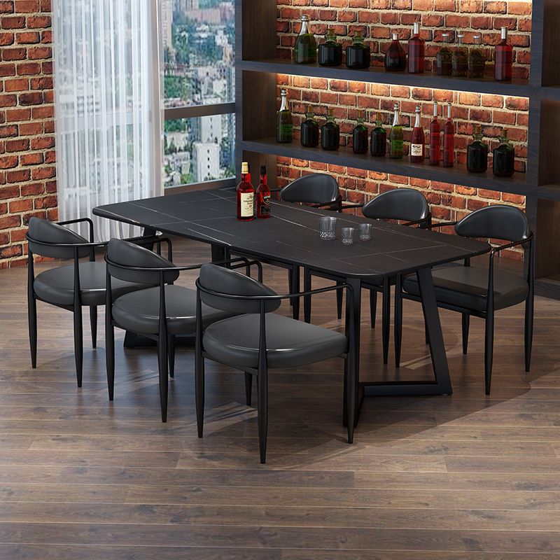 Mesa de comedor rectangular industrial de piedra sinterizada negra con base de metal