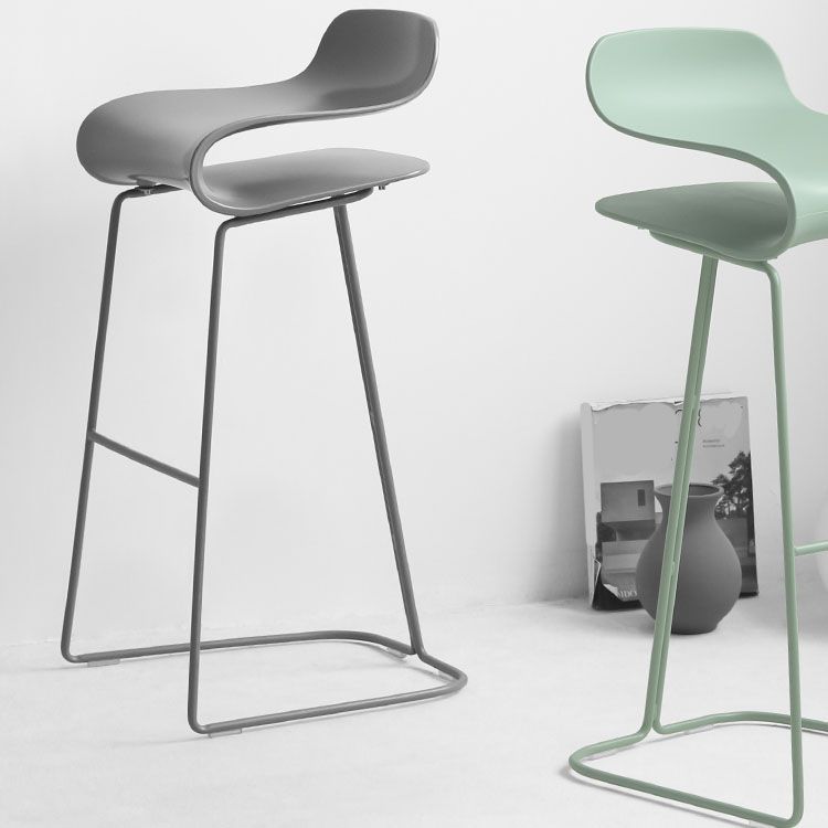 Tabouret de bar en plastique contemporain tabouret de dos bas avec base en métal pour le salon