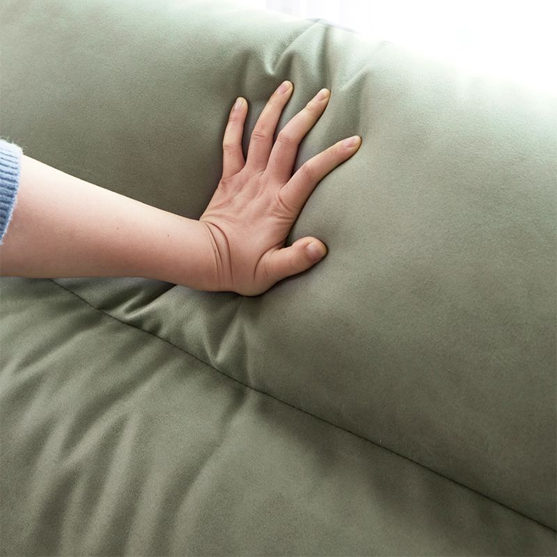 Opslag eigentijdse bank met vierkante arm en genaaid kussen terug