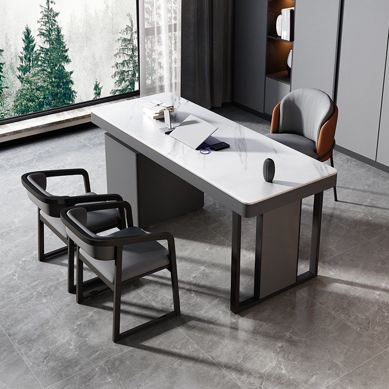 Scrivania per ufficio grigio e bianco con gestione dei cavi di scrittura di un gabinetto