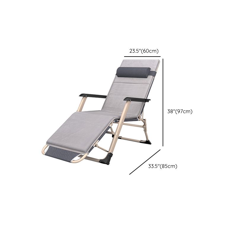 Hedendaagse grijze standaard ligstoel met metalen basis en zwarte armen