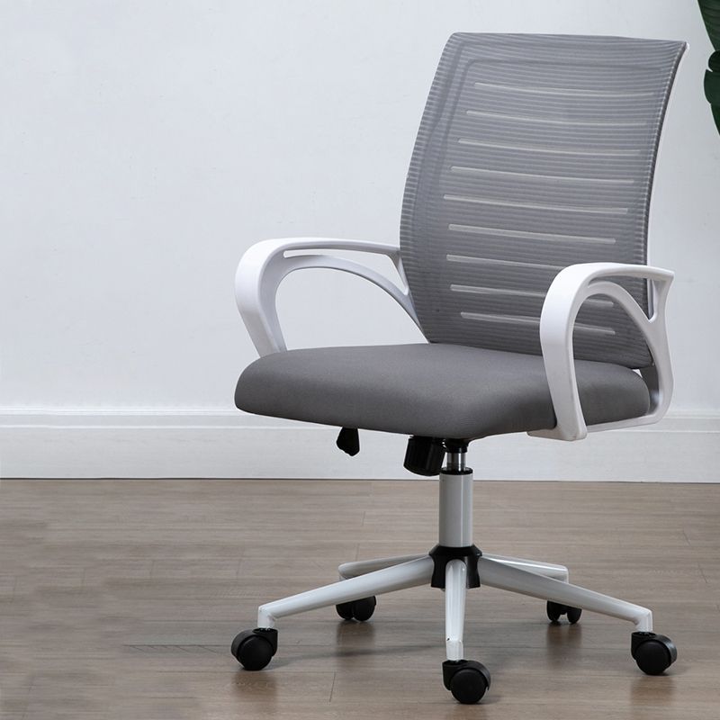 モダニズム固定武器室の椅子メッシュバックデスクチェア付き車輪付き