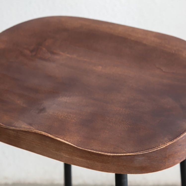 カフェ用の木製のシートとペダル付きのモダンなアームレスバックレススツールの鉄のバースツール