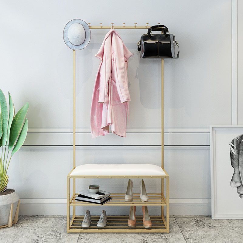 Hallbaum mit Lagerregalen und Bank moderner Metallhalle Ständer