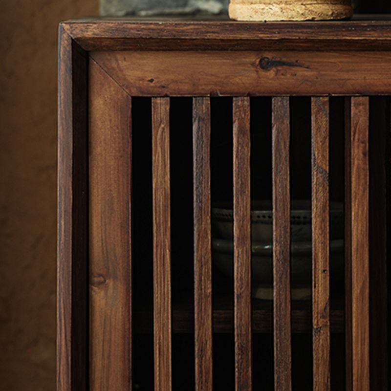 Tradizionale armadio in legno massiccio con marrone per soggiorno