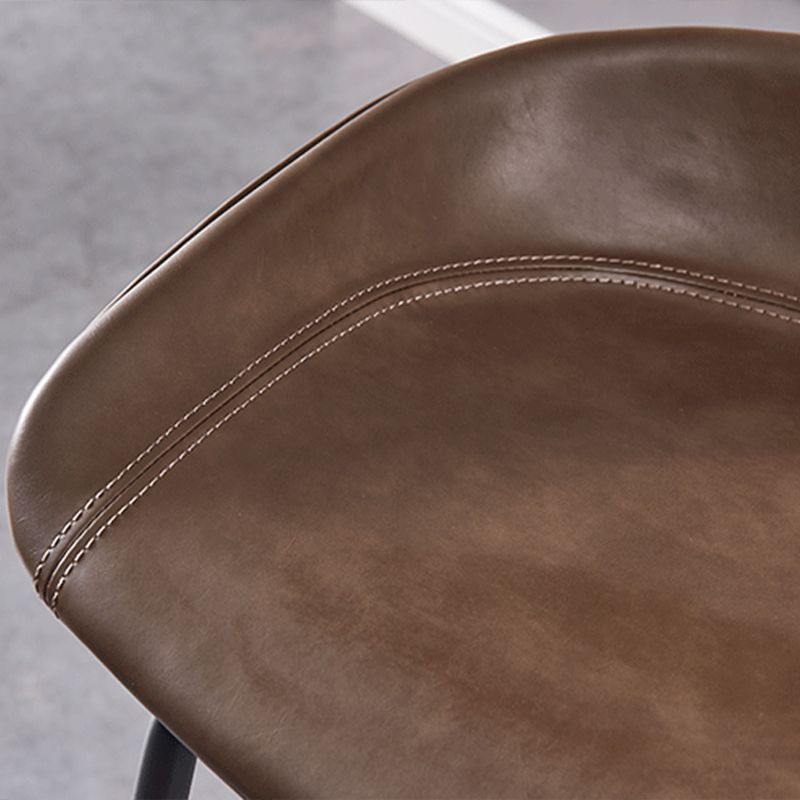 Sgabello da bar imbottito a bracciolo in stile industriale con zampe metalliche