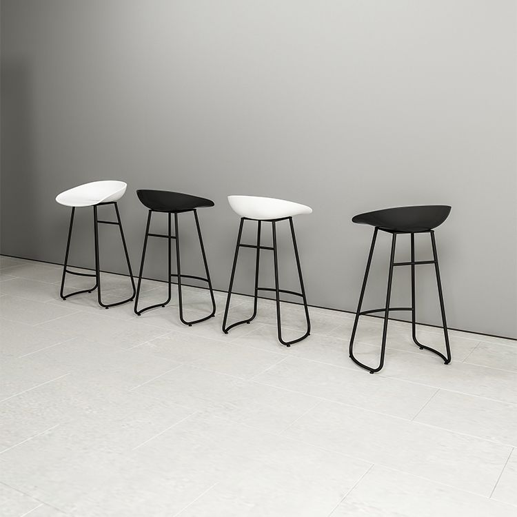 Taburete de bar de metal de estilo moderno, taburete de plástico con respaldo bajo para restaurante