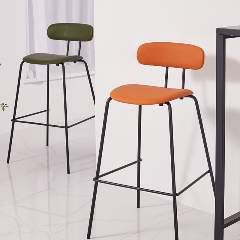 Taburete de bar tapizado de cuero sin brazos con respaldo moderno y base de metal