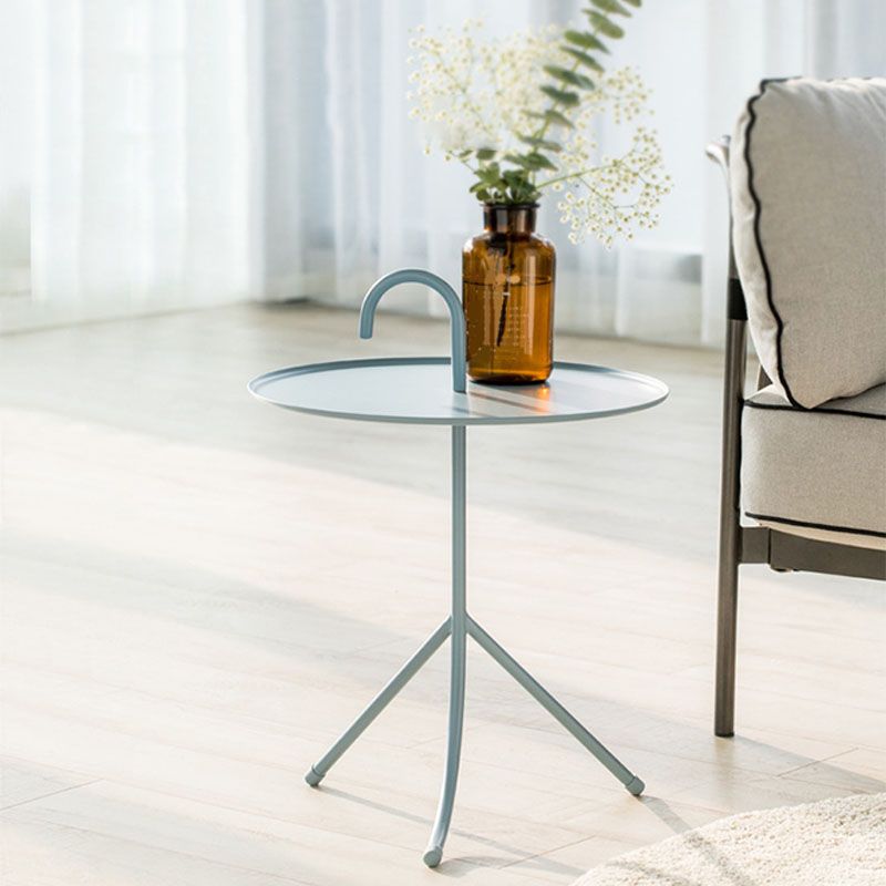 Table d'appoint en métal rond avec une base de 3 jambes dans un style moderne médiéval