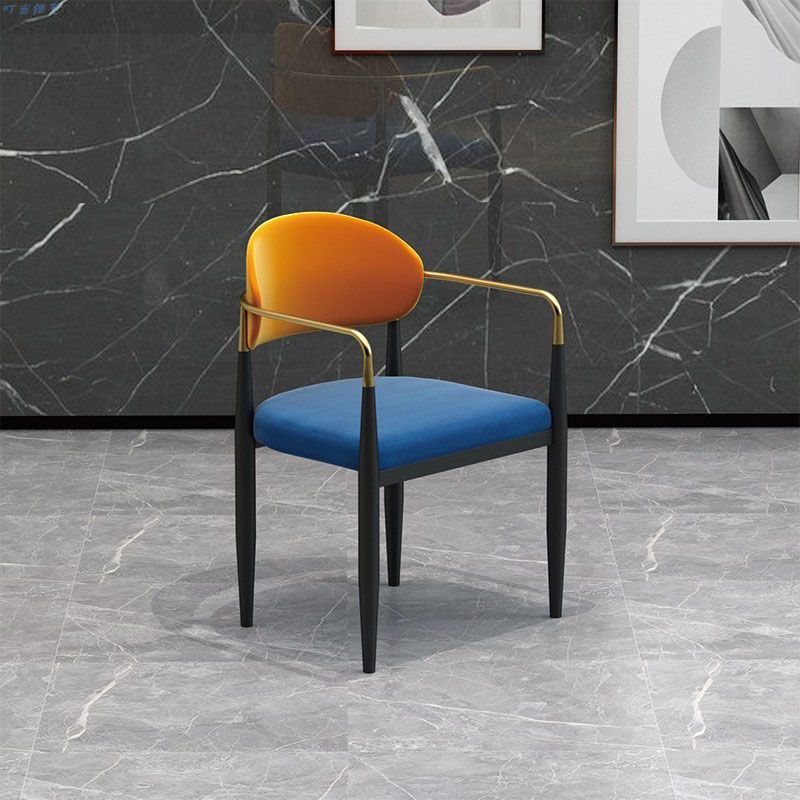 Eigentijdse eetkamerstoelen arm open achterstoelen met metalen benen