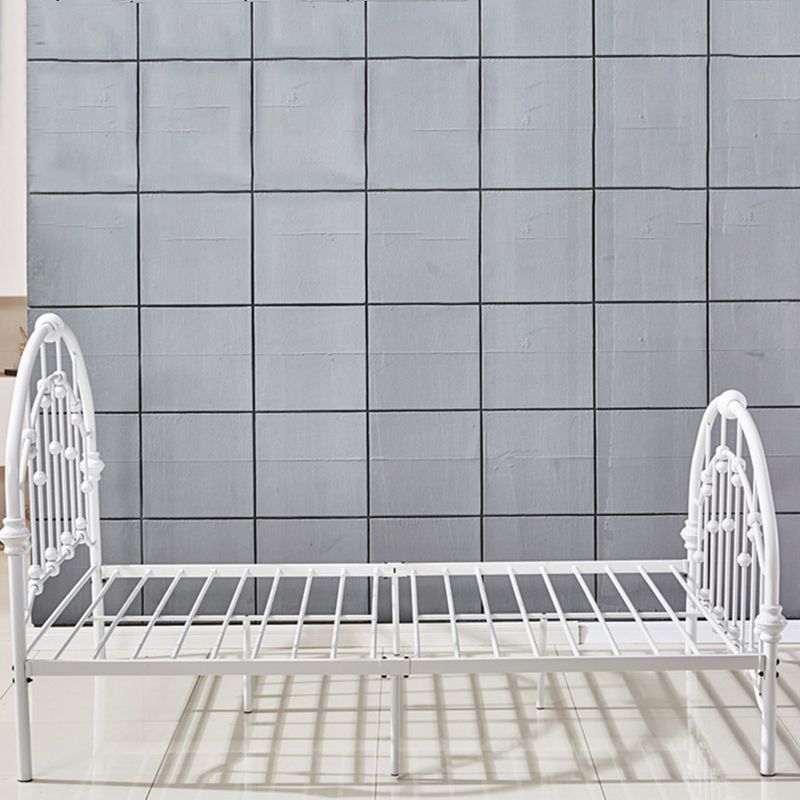 Letto a cornice di ferro standard con testiera arcuata e gambe metalliche