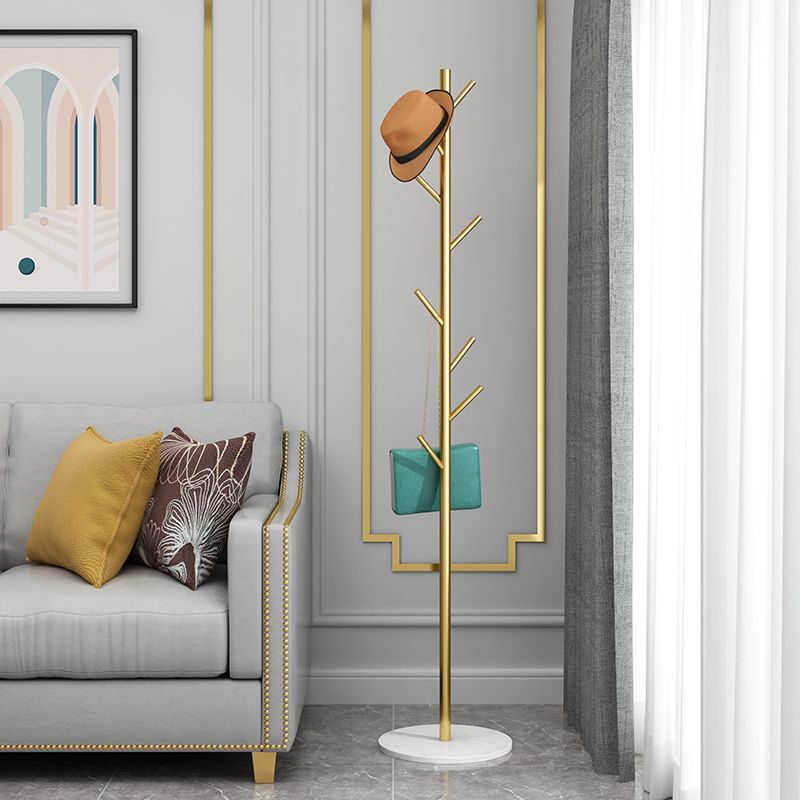 Hermosos ganchos de colgra de abrigo estante de abrigo de metal de pie con fondo de mármol