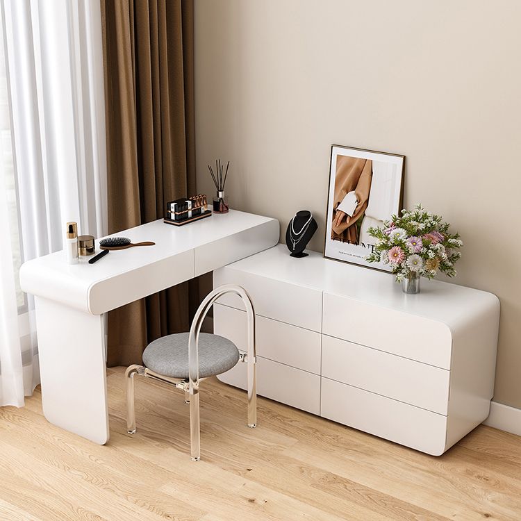 Eigentijdse heldere witte slaapkamer houten verlichte spiegel make-up ijdelheid