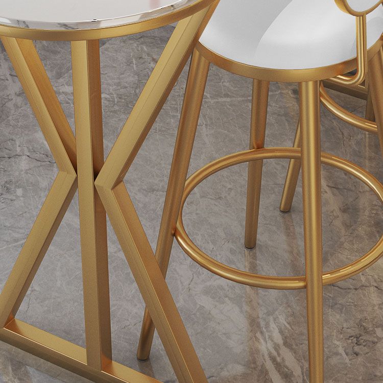 Tavolo da bistrot glam con base in pietra bianca lucida in metallo oro
