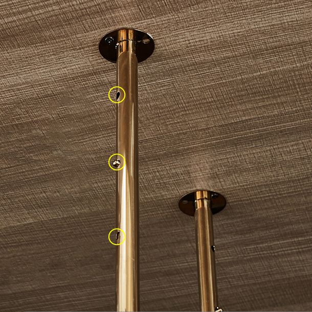 Porta del vino appeso ad acciaio dorato con supporto di vetro e scaffale