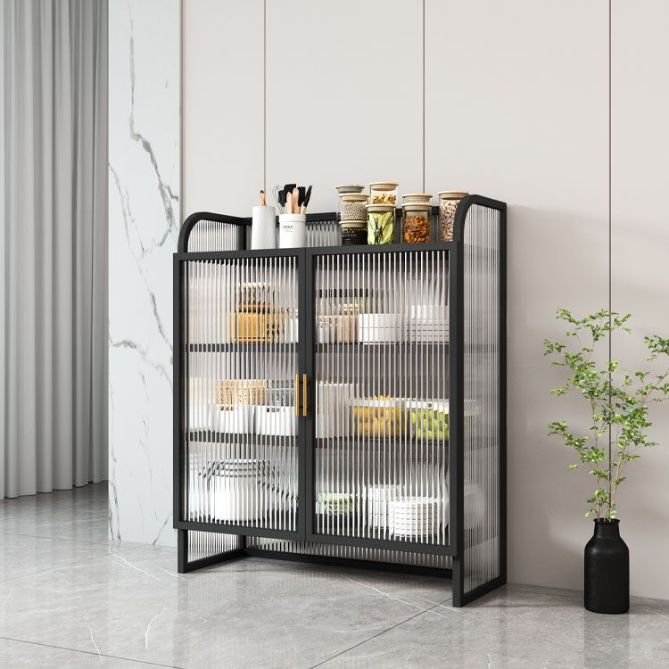 Aparador de acabado metálico con puertas de vidrio servidor de comedor glamoroso con patas de metal