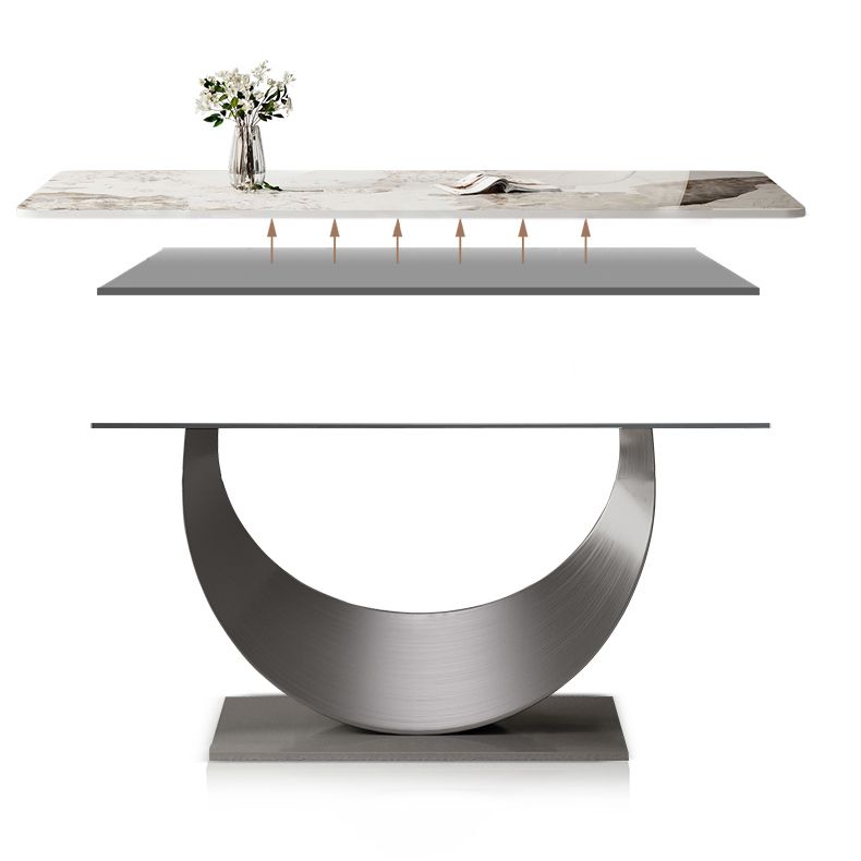 Zeitgenössischer Sinter -Stein -Top -Metall -Basis -Esstisch mit Stühlen