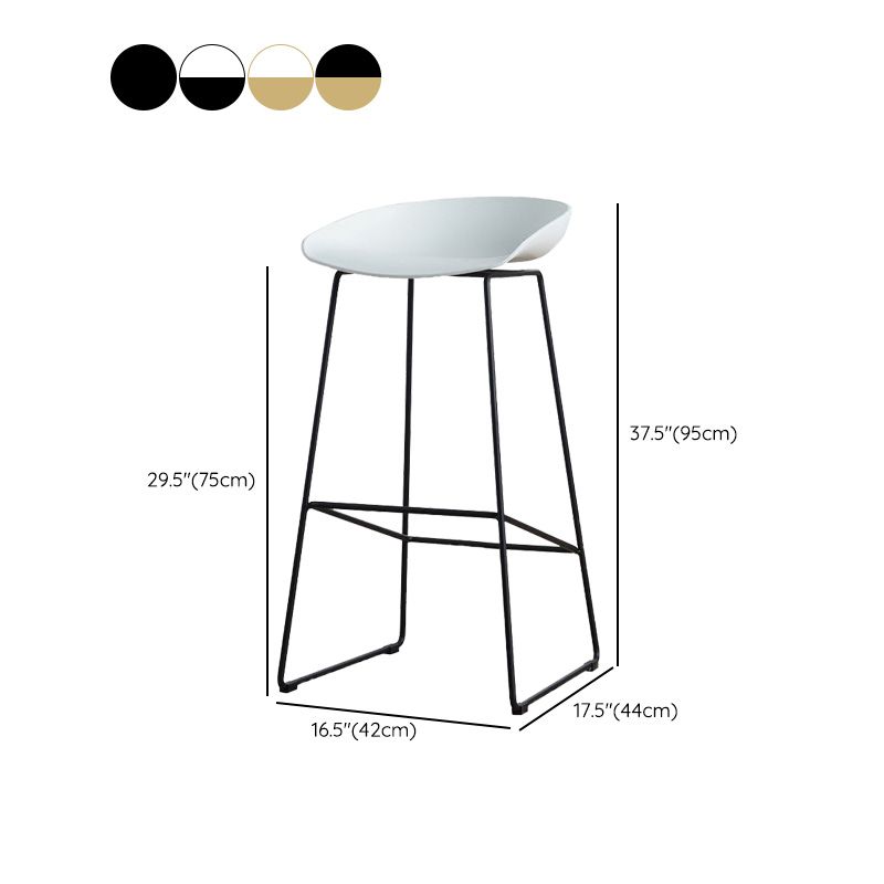 Tabouret de bar en plastique de style Glam avec pieds en métal