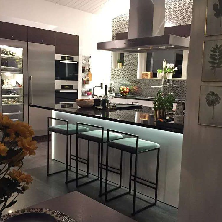 Silla de bar sin taburetes tapizados en el brazo de la taburera cuadrada industrial con reposapiés de metal