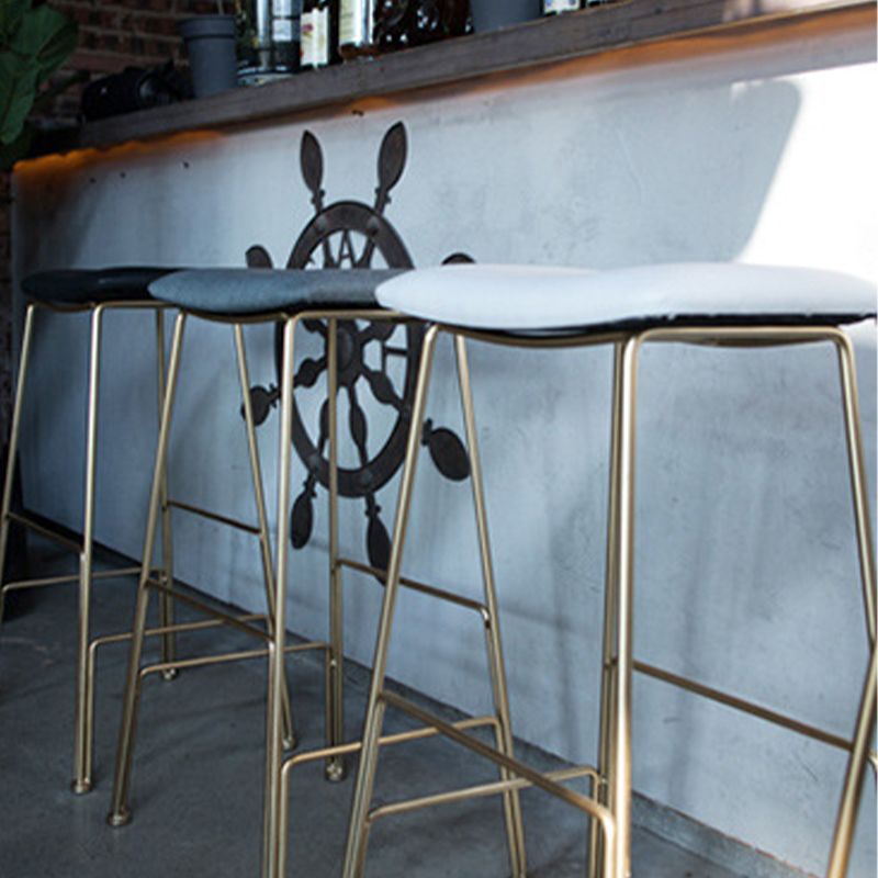 Glam Metallhocker gepolsterte Thekenhocker im matten Finish für Innenräume