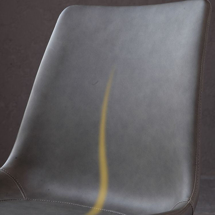 Faux en cuir et chaise latéral en métal.