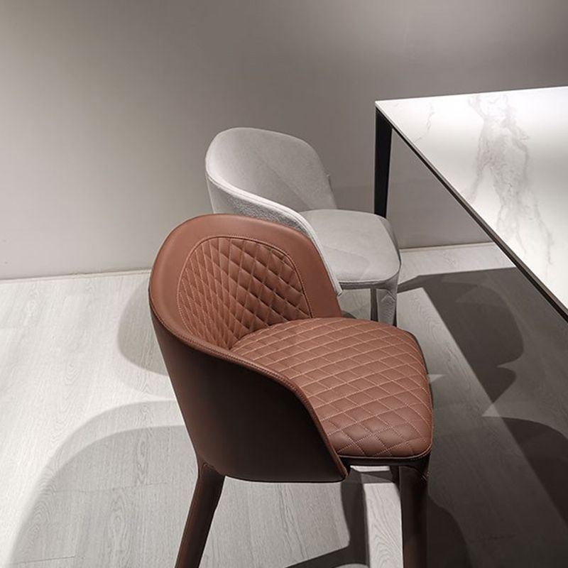 現代のパーソンズの椅子は、金属製の脚のある布張りのダイニングチェア