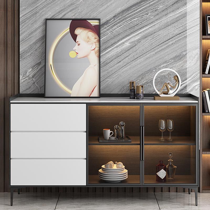 Aguardar contemporáneo de piedra en la parte superior de la madera de ingeniería para comedor con cajones