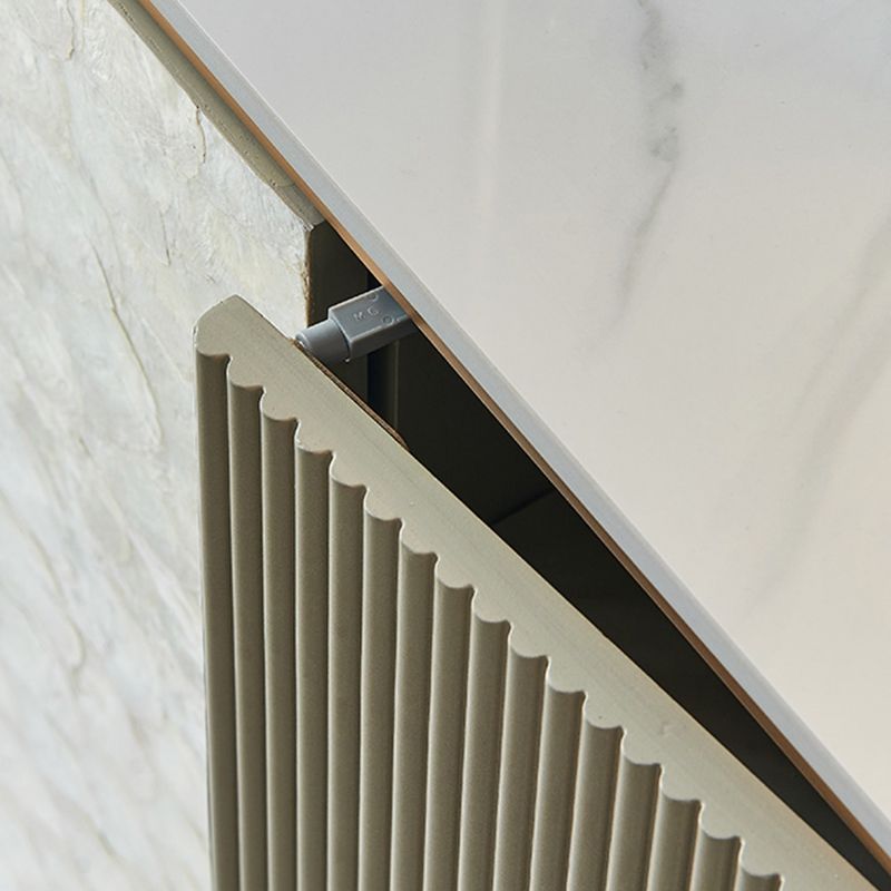 Gli armadietti della credenza glam includevano supporto a buffet con spazio per la sala da pranzo