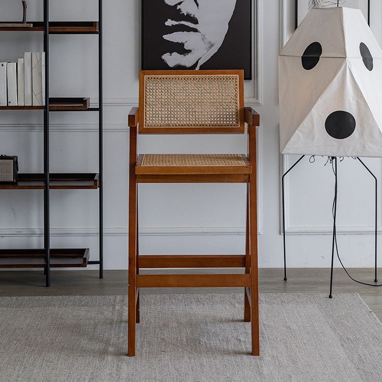 Eigentijdse lage rug vast hout gewapende barkruk met voetsteun